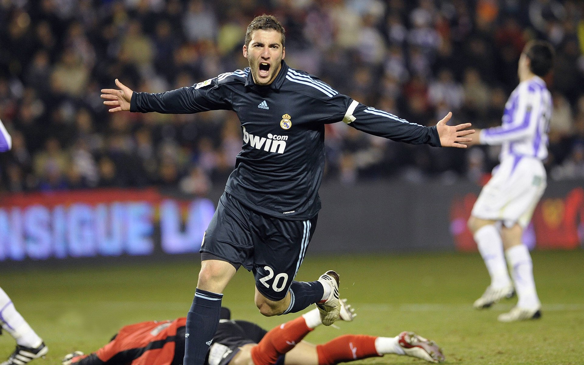 赛场“火花”_激烈碰撞引发争议,观赛火花